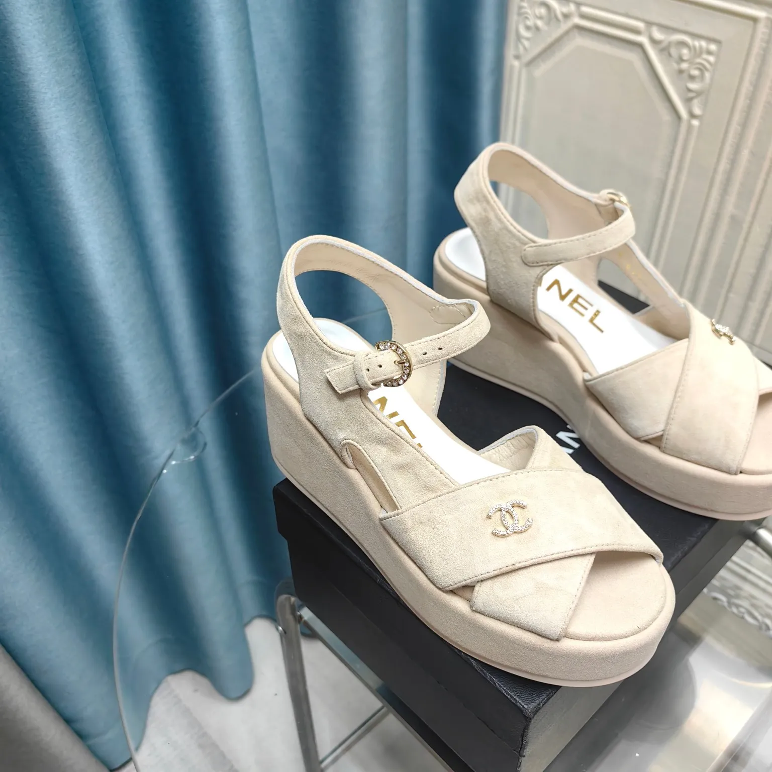 👟👟Ex-factory price 540👟👟 Top version Chanel/Chanel 24ss thick-soled lame-heeled sandals Material ☑️Fabric: patent leather/sheep ☑️Lining: sheepskin ☑️Outsole: original outsole ☑️Heel height: 7.5cm ☑️Number of yards: 35-40